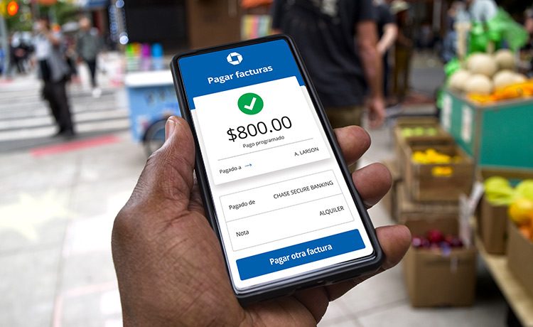 Una clienta inicia sesión en la aplicación Chase Mobile en su teléfono